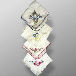 Embroidered Floral Table Linens Set - Multicolor